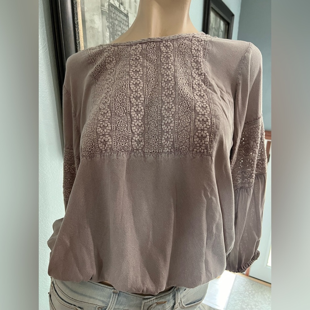 Solitaire Brand distressed mauve colored top Size Small